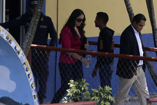 Madre de exmodelo Ilsa declara en la Fiscalía por saqueo en el IHSS