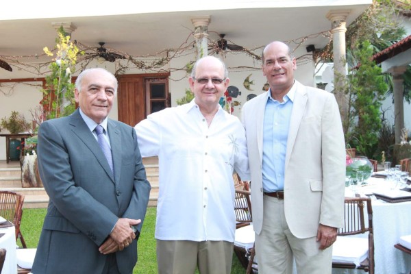 Andrea Handal y Roberto Álvarez firman acta de boda civil