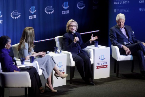 Hillary Clinton llama a la unidad tras amenaza de bomba