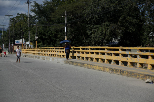 Nivelan puente Las Brisas, ahora van con los soportes