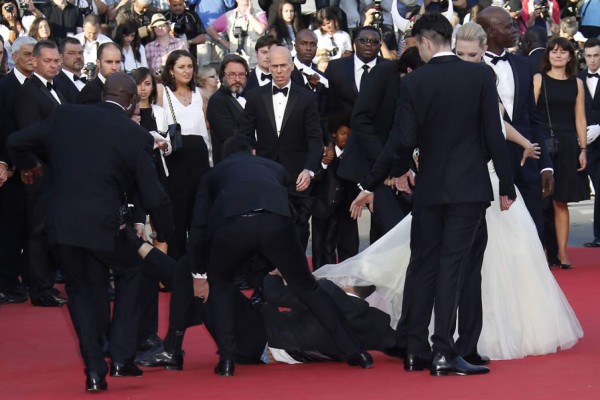 Hombre se metió abajo del vestido de América Ferrera en Cannes