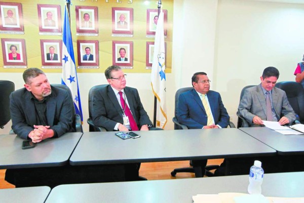 Nacionalistas acompañan lectura del acta de inscripción de JOH