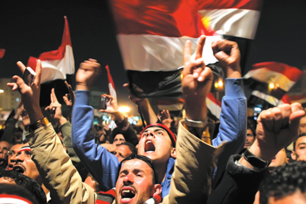 Hosni Mubarak delega el poder pero no se va