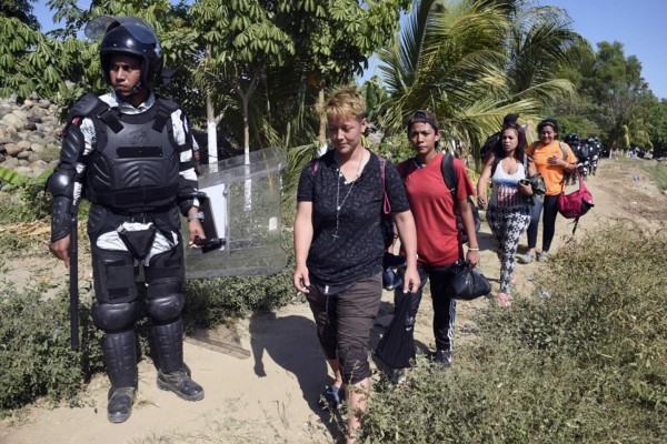 México intenta dialogar con migrantes para que desistan de cruzar