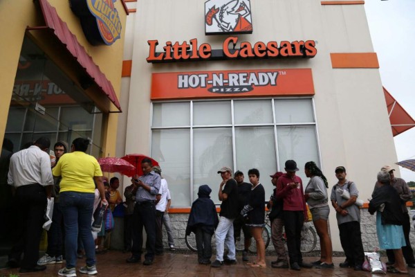 Sampedranos reclaman sus piezas de pollo gratis