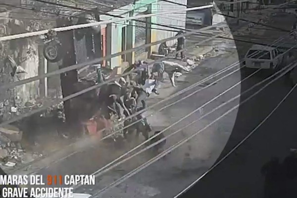 Impactante video: Carro lleno de personas cae por precipicio y deja múltiples heridos