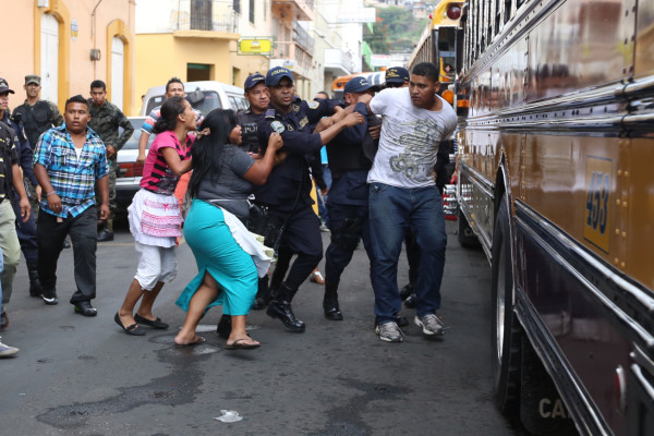 Pelea por pólvora entre vendedores y policías en Tegucigalpa