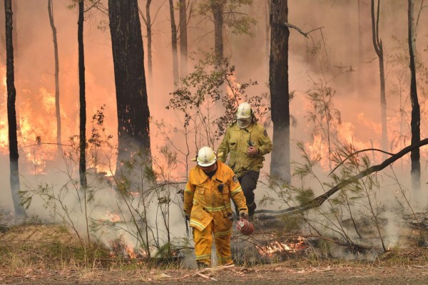 Montan operación para rescatar a atrapados en playas por incendios en Australia