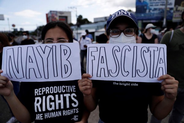 Salvadoreños protestan contra fallo que habilita reelección de Bukele