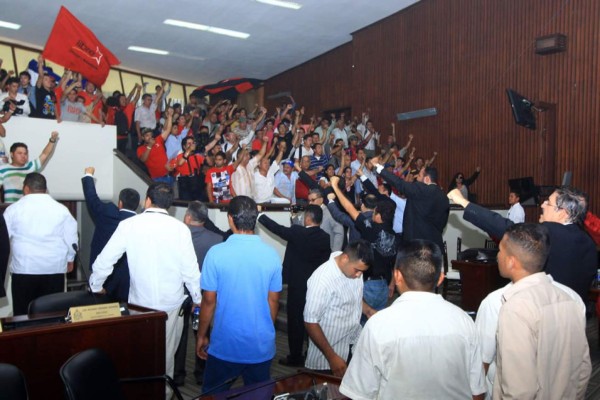 Libre arma zafarrancho nunca antes visto en el Congreso de Honduras
