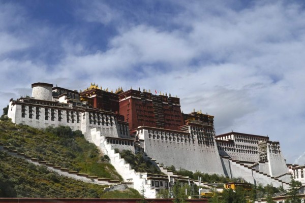 People bow during a three-minute national memorial to commemorate those who died in the COVID-19 coronavirus outbreak, in Wuhan in China's central Hubei province on April 4, 2020. - China came to a standstill on April 4 to mourn patients and medical staff killed by the coronavirus, as the world's most populous country observed a nationwide three-minute silence. (Photo by STR / AFP) / China OUT