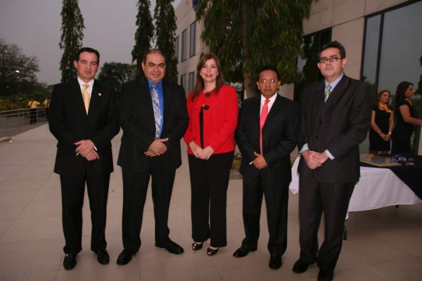 Jorge Alberto García Martínez es homenajeado por Banco del País