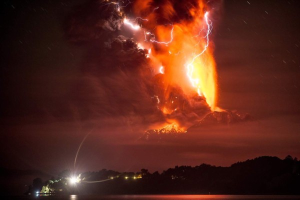 Más de 4,000 evacuados por erupción de volcán Calbuco en Chile