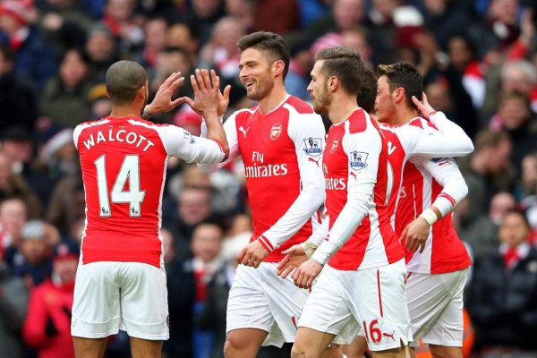 Arsenal golea y mantiene sus aspiraciones de Champions