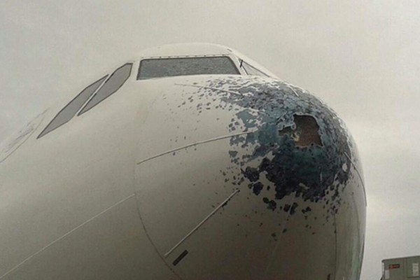 Tormenta de granizo destruye trompa de avión