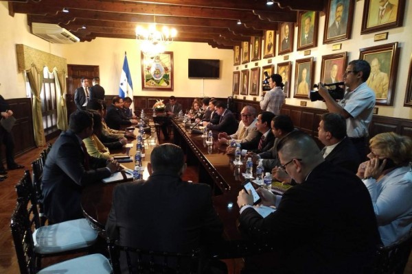 Imagen de la primera reunión preparatoria para crear Comisiones Especiales que dictaminarán proyectos de Ley de las decisiones tomadas en el Gran Diálogo Nacional.