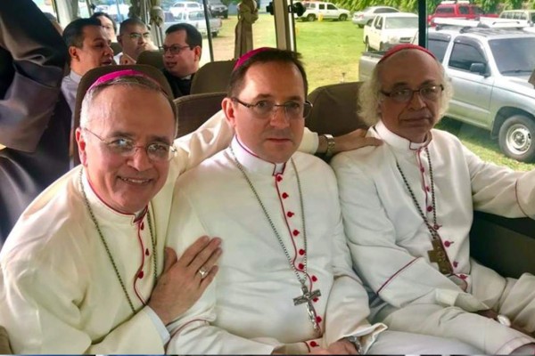Grupo de 'parapolicías' irrumpe en basílica y agrede a obispos de Nicaragua  