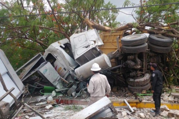 Trailer sin frenos embistió a 19 personas y mató a siete en México