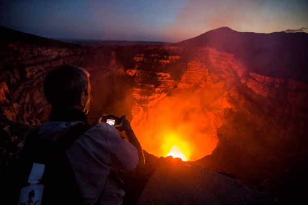 Laguna de lava de volcán Masaya deslumbra a turistas