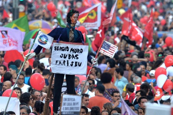 Brasileños afines al gobierno de Dilma salen a defenderla