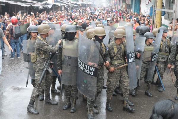 . La Policía Militar trata de retener a grupos que llegaban por diferentes puntos al centro.