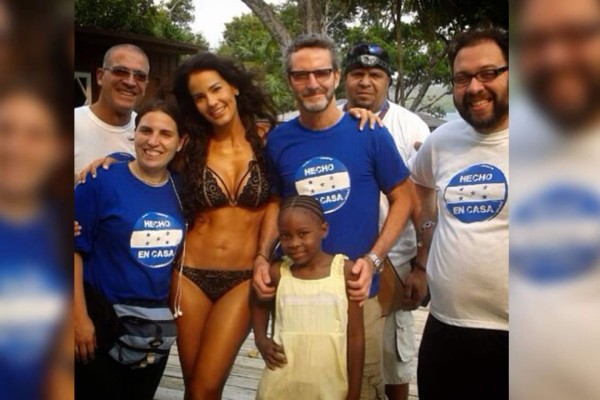 Belleza venezolana cautiva a Ricardo Arjona en Roatán