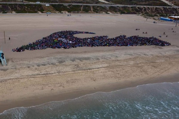 Miles de niños limpian playa de Los Ángeles por un 'océano libre de plástico'