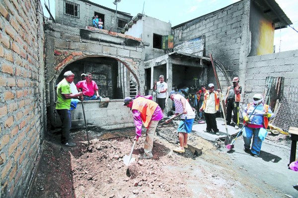 Gobierno construirá seis casas incendiadas