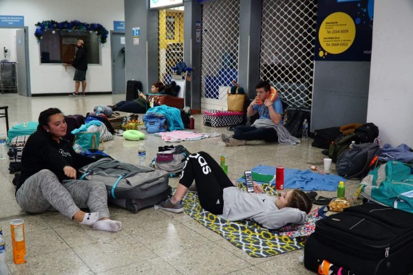 El calvario de los pasajeros: 'No me querían dejar pasar ni a pie”