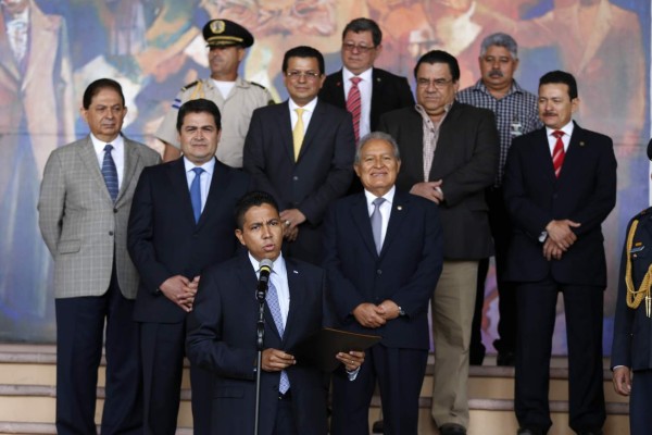 Hernández y Cerén acuerdan paz por Honduras y El Salvador