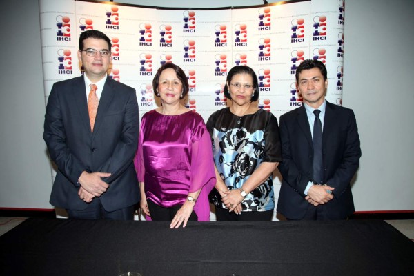 Noche para exponer el arte hecho mujer