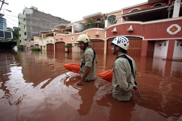 Desastre y tensión por lluvias en lujosa residencial de Tegucigalpa