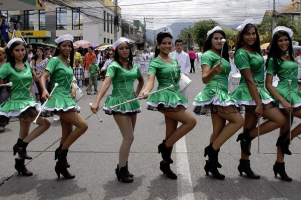 Bellas palillonas engalanan vistosos desfiles de Honduras
