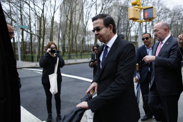 Defensa de Callejas tiene pruebas que justifican soborno que recibió