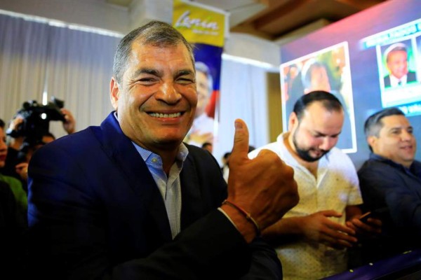 Correa pide 'calma” al esperar resultado electoral