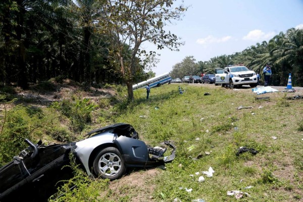 Un muerto y cuatro heridos deja choque en carretera a Tela