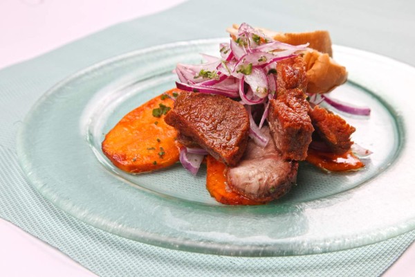 Chicharrón con camote y criollita