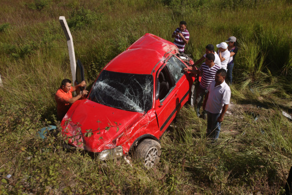 Maestras se salvan de milagro en accidente