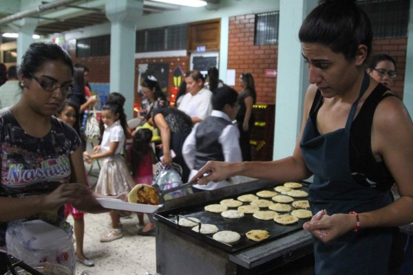 Se faja haciendo pupusas y estudiando Odontología