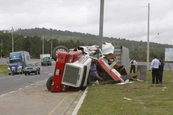 Vuelca rastra cargada con mercadería en Tegucigalpa
