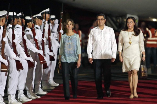 Juan Orlando Hernández llega a Cumbre Iberoamericana en Cartagena