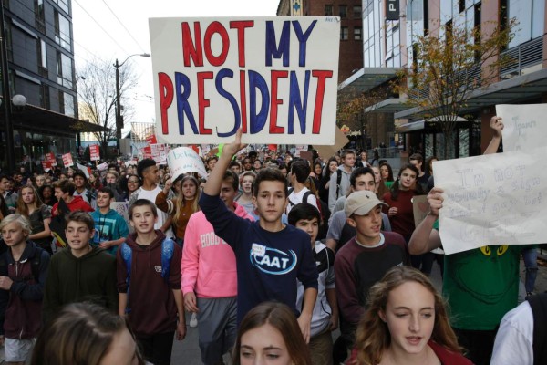 Ofrecen $1.500 a la semana por protestar contra Trump