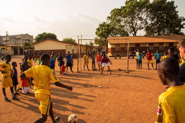 Conmoción en Ghana por asesinato a periodista que investigó corrupción en el fútbol