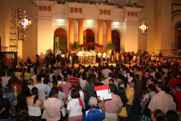 Honduras pide por la paz a la Virgen de Suyapa