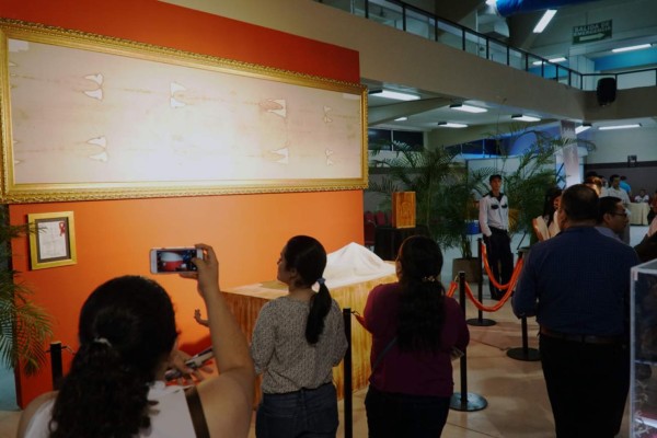 Hondureños ya admiran la réplica de la Sábana Santa