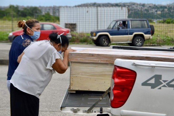 Retiran más de 700 cadáveres de viviendas de Guayaquil