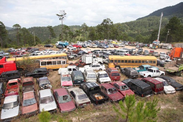 Subastarán carros chatarras abandonados en Tránsito