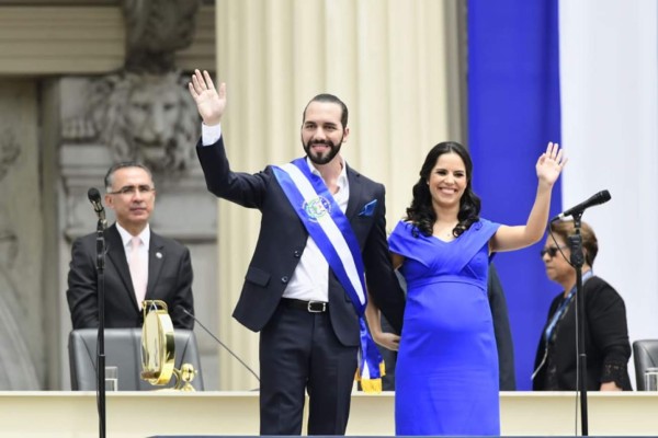 El empresario Nayib Bukele saluda luego de asumir este sábado la Presidencia de El Salvador para el período 2019-2024, junto a su esposa, Gabriela Rodríguez, durante una ceremonia que se celebra en la plaza Capitán General Gerardo Barrios, en el Centro Histórico de San Salvador, El Salvador. Fotos Yoseph Amaya, Diario LA PRENSA.