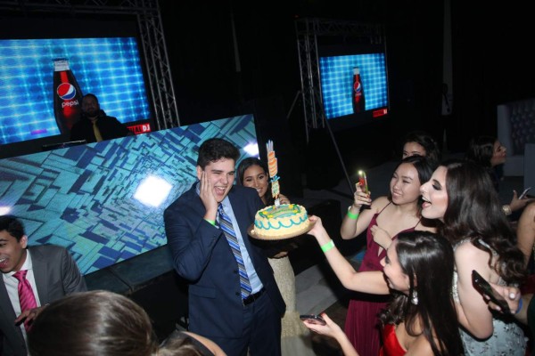 Juventud, elegancia y celebración en la Prom 2018 de la EIS