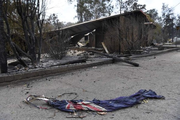 Dos muertos, cinco desaparecidos y miles de atrapados por incendios en Australia